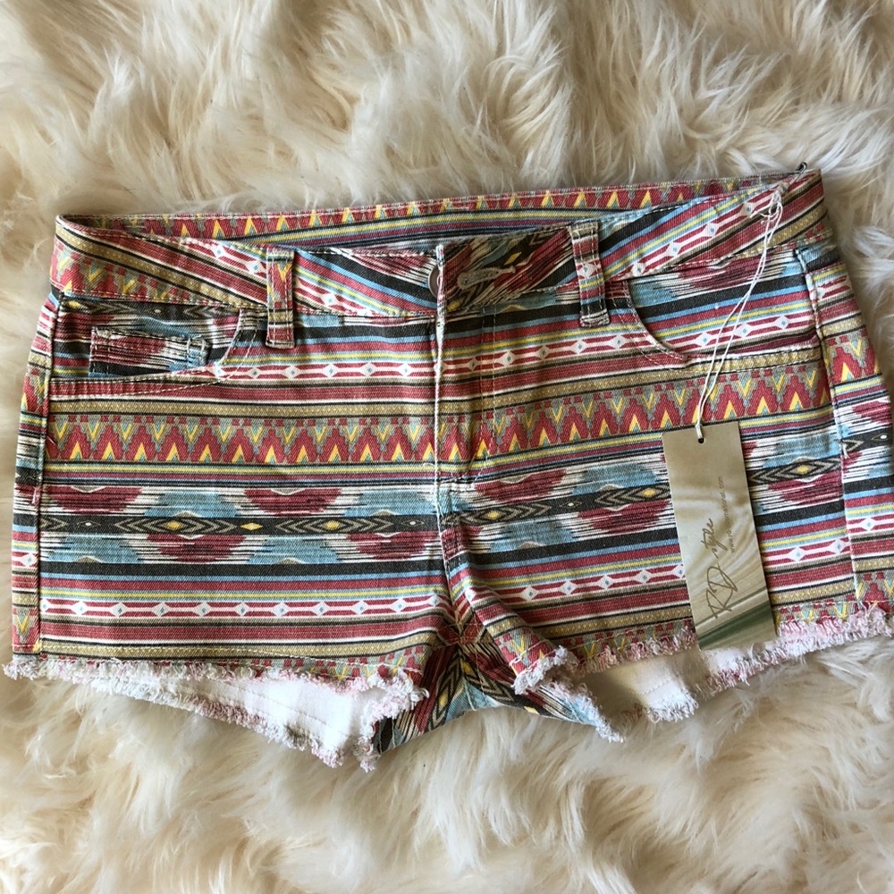 🌻 NWT Size 25 Aztec Print Shorts